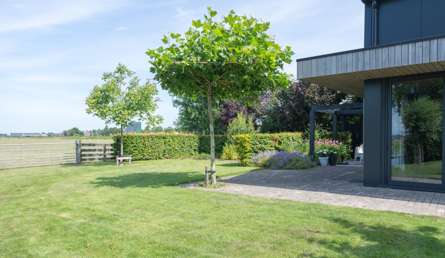 Moderne landelijke kindvriendelijke tuin met gazon en natuurlijke ...
